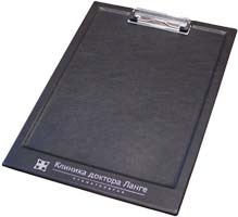 Папка-планшет для бумаг А4 черная из натуральной кожи с прижимом и нанесением логотипа